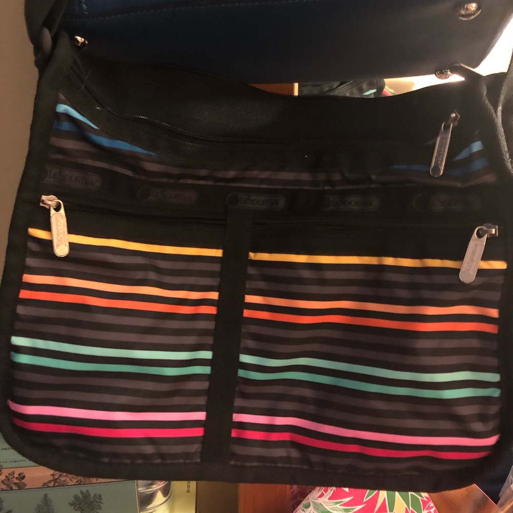 Lesportsac cross body purse in prime condition